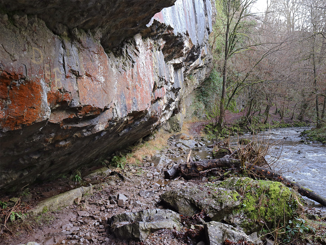 Overhanging rocks