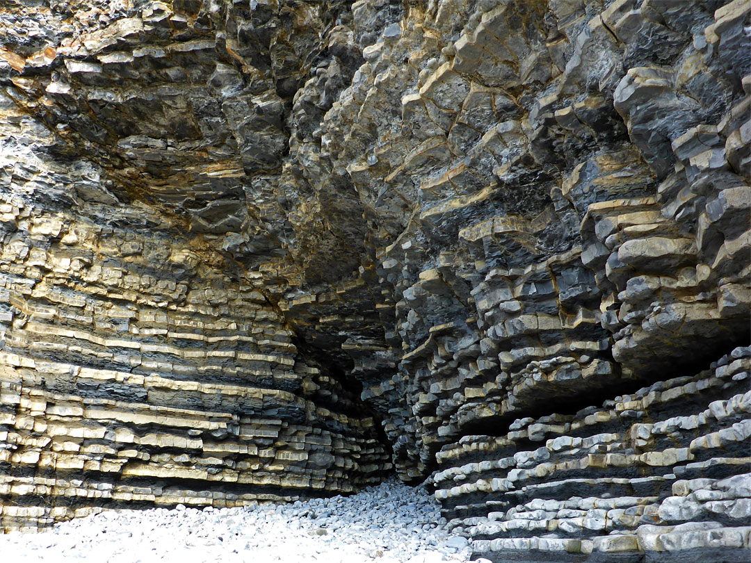 Overhanging strata