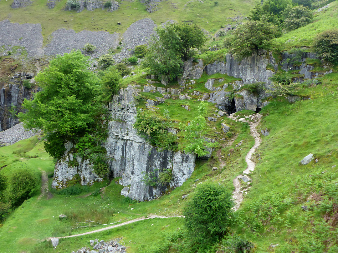 Eglwys Faen entrance path