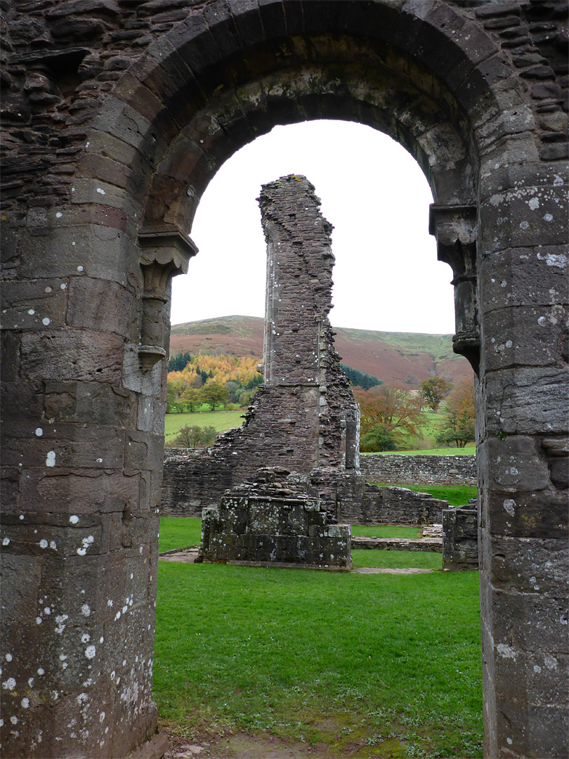 Arch and wall remnant