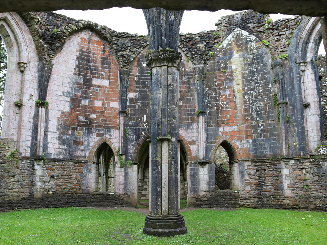 Centre of the chapter house