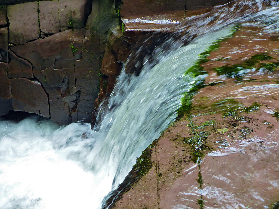 Falls over red rocks