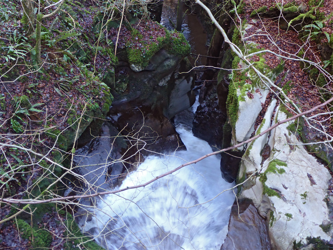 Pwll-y-cwn waterfall