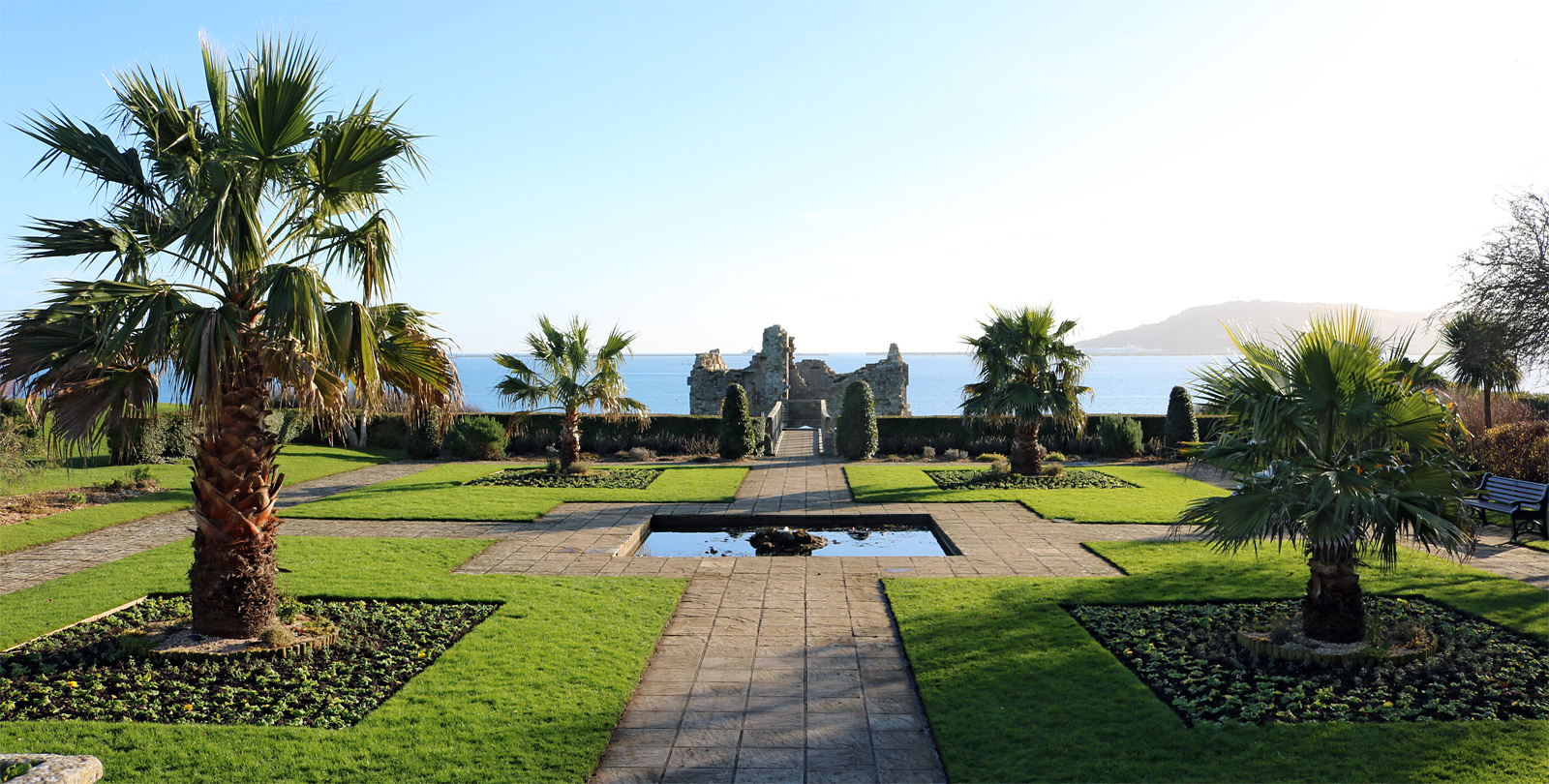 Park in front of the castle