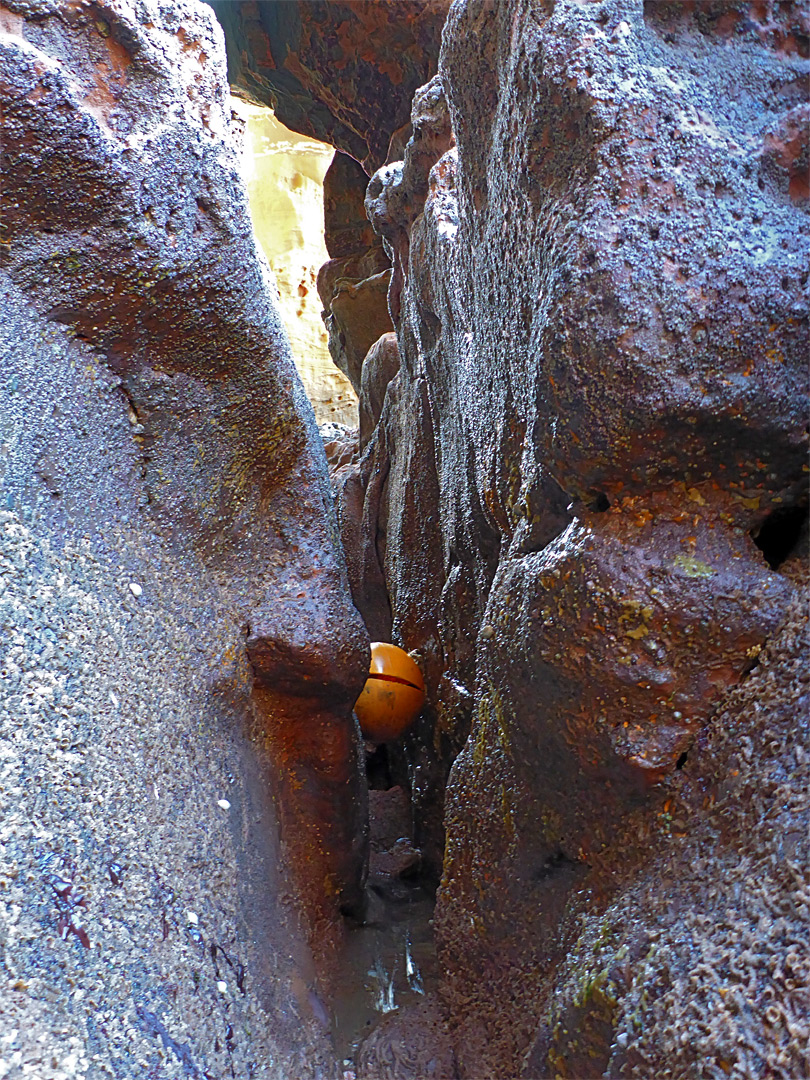 Buoy in a crevice