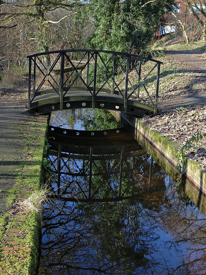 Aqueduct footbridge