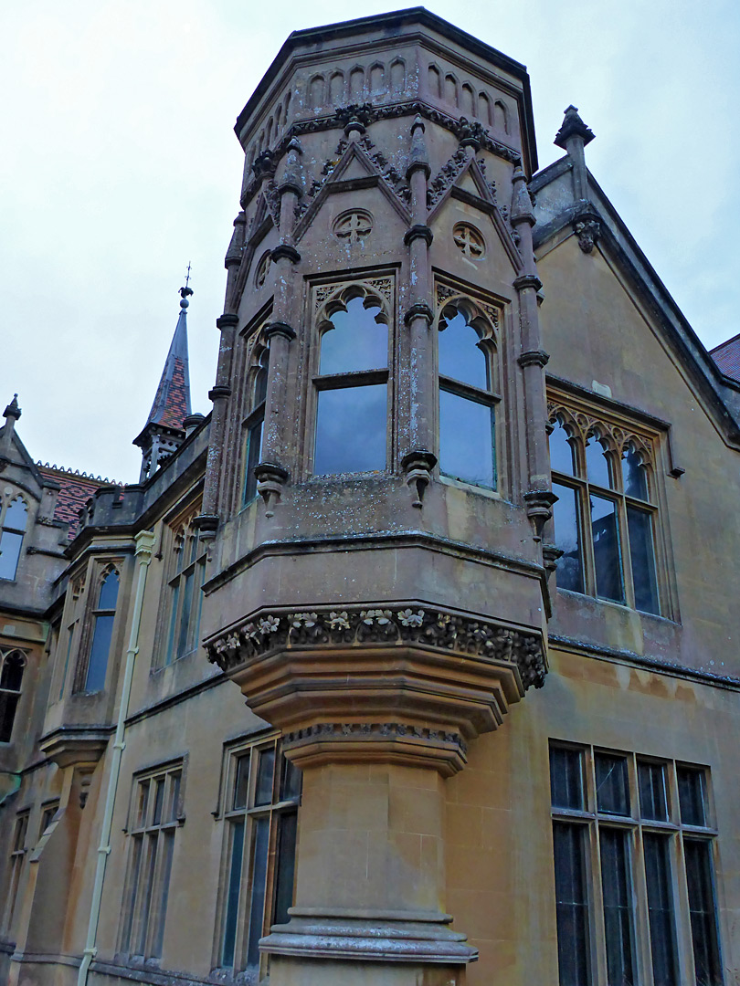 Turret bay window