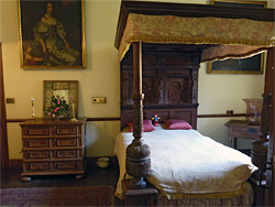 Bed chamber