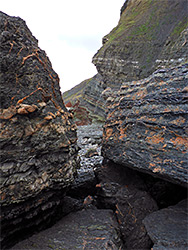 Gap between rocks