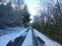 Road past Llwyn-on Reservoir