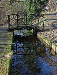 Aqueduct footbridge