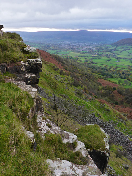 Rocky outcrop, west of the summit