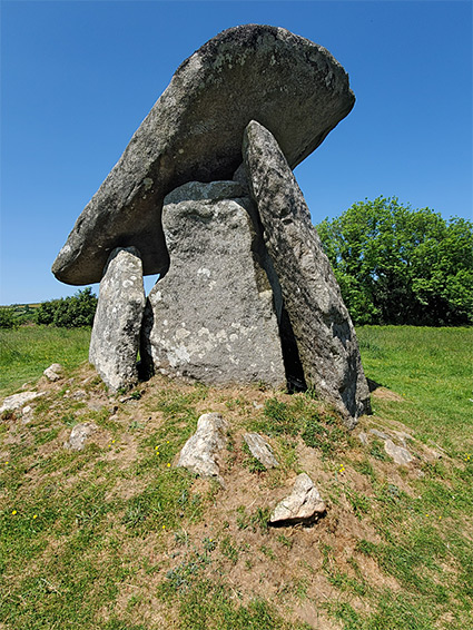Trethevy Quoit, from the south